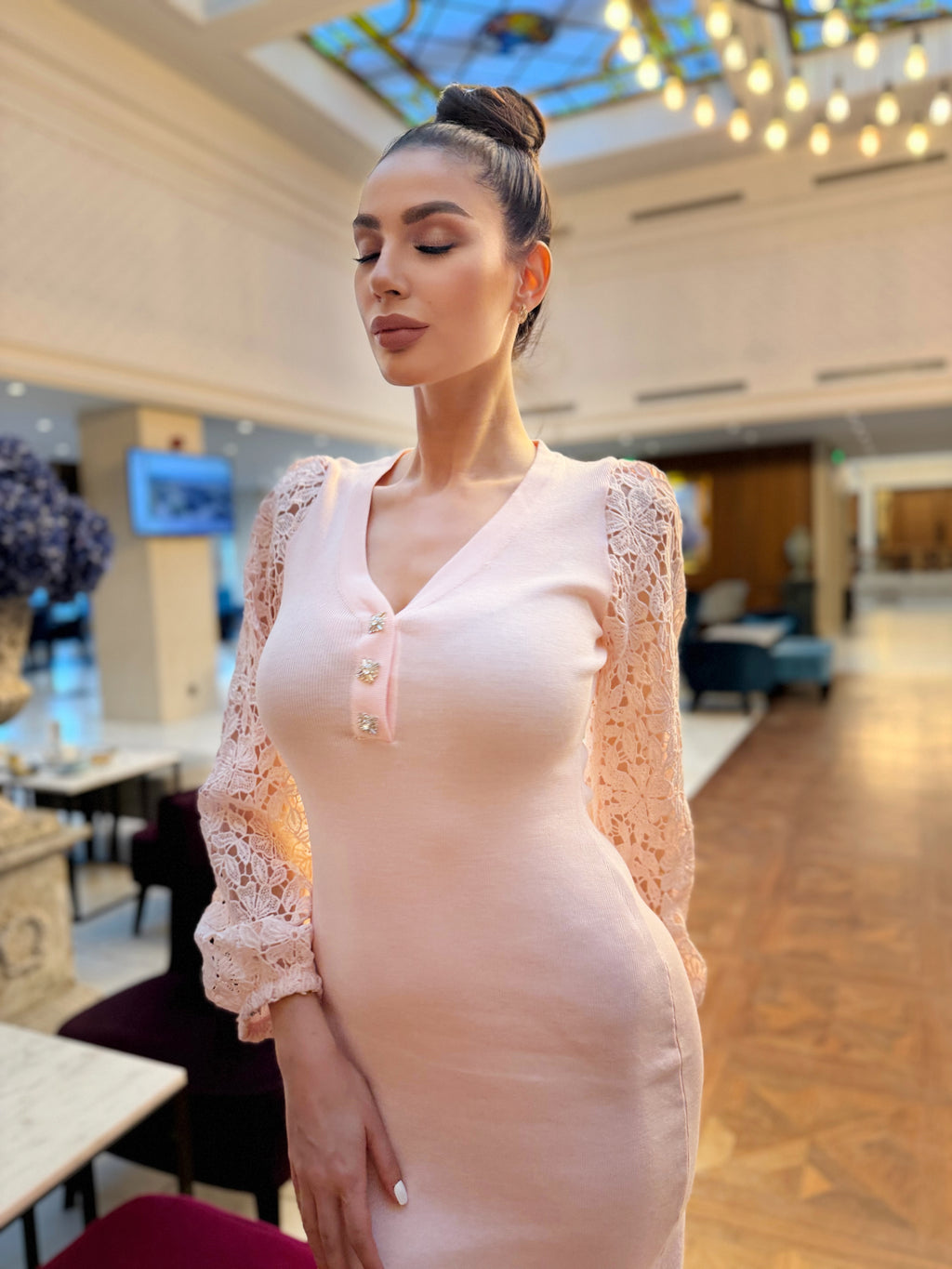 Розова миди рокля „Rosalie“ с дантелени ръкави