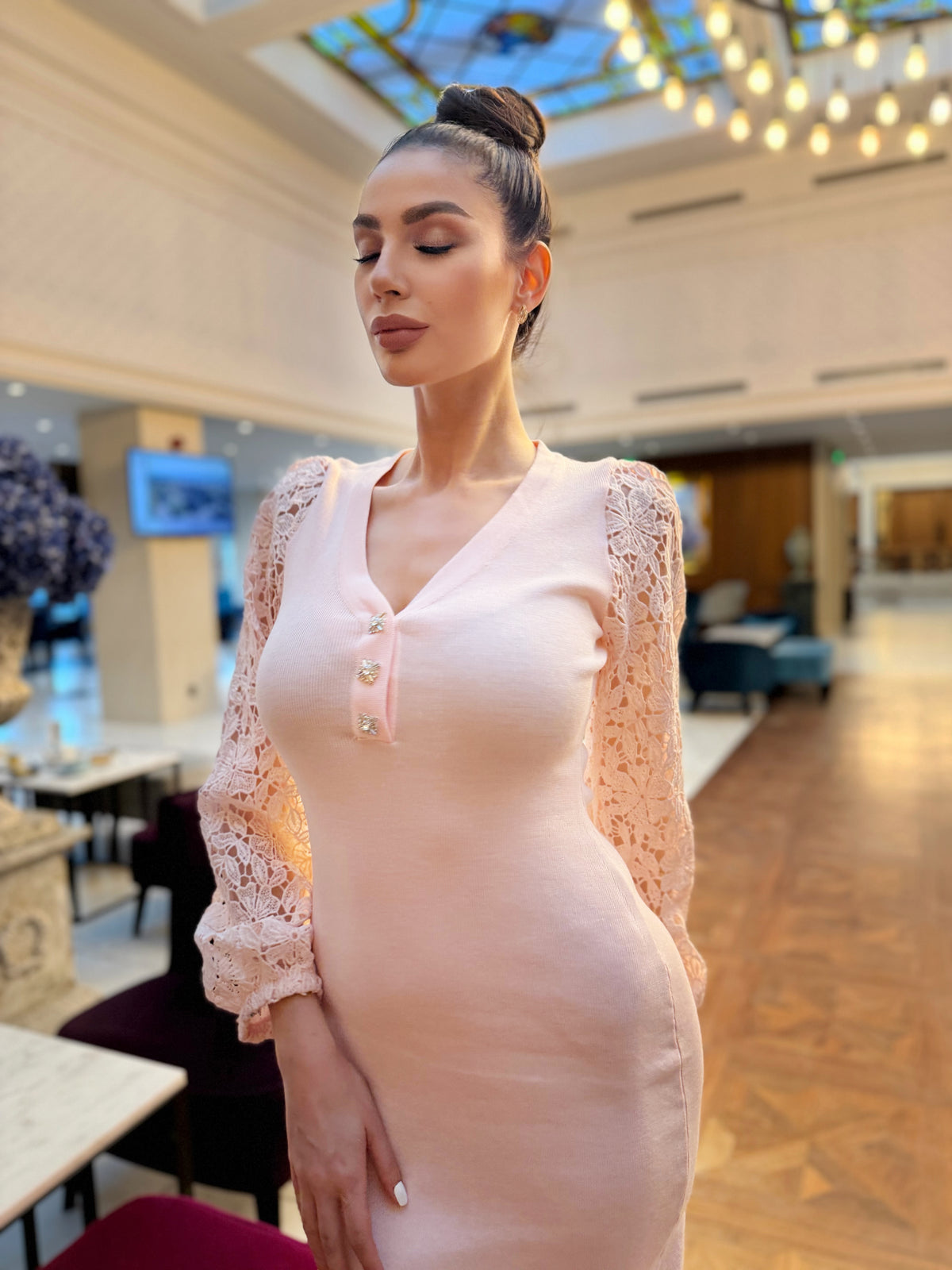 Розова миди рокля „Rosalie“ с дантелени ръкави